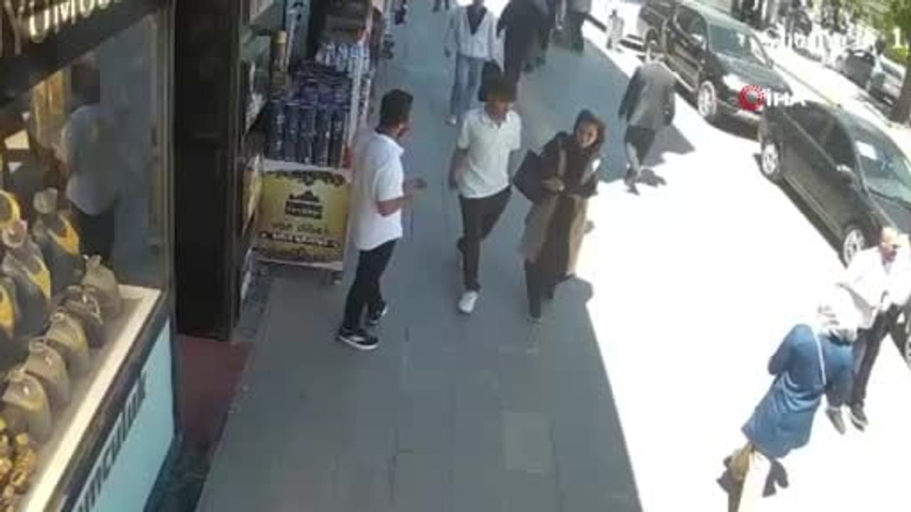 Van'da Cumhuriyet Caddesi'nde Dış Cepheden Kopan Beton Parçası Kaldırıma Düştü