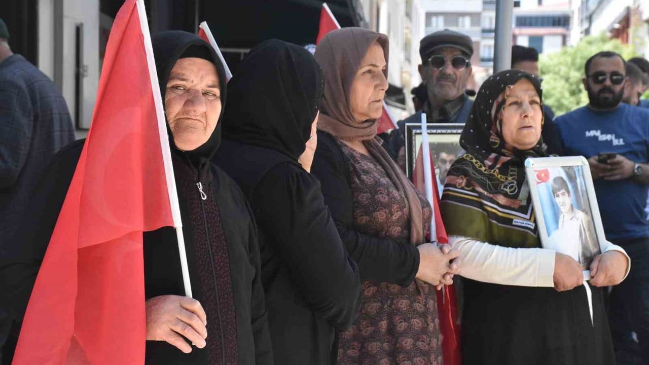 Van'da evlat nöbeti sürüyor: Aileler DEM Parti il binası önünde çocuklarına 'teslim ol' çağrısı yapıyor