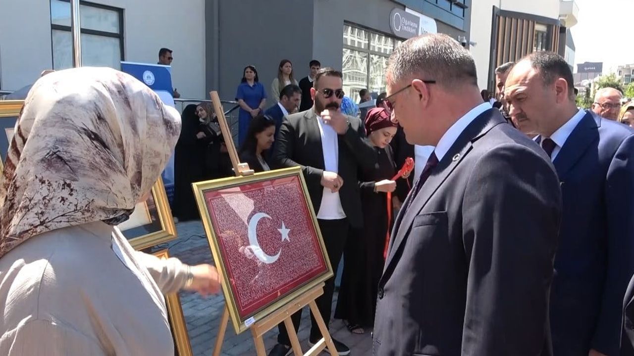 Van'da Hayat Boyu Öğrenme Haftası kapsamında yılsonu sergisi açıldı