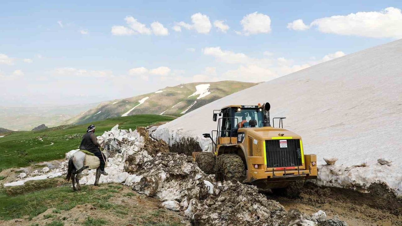 Van'da Haziran'da 3 Metreye Varan Kar: Norduz Yayla Yolları Açılıyor