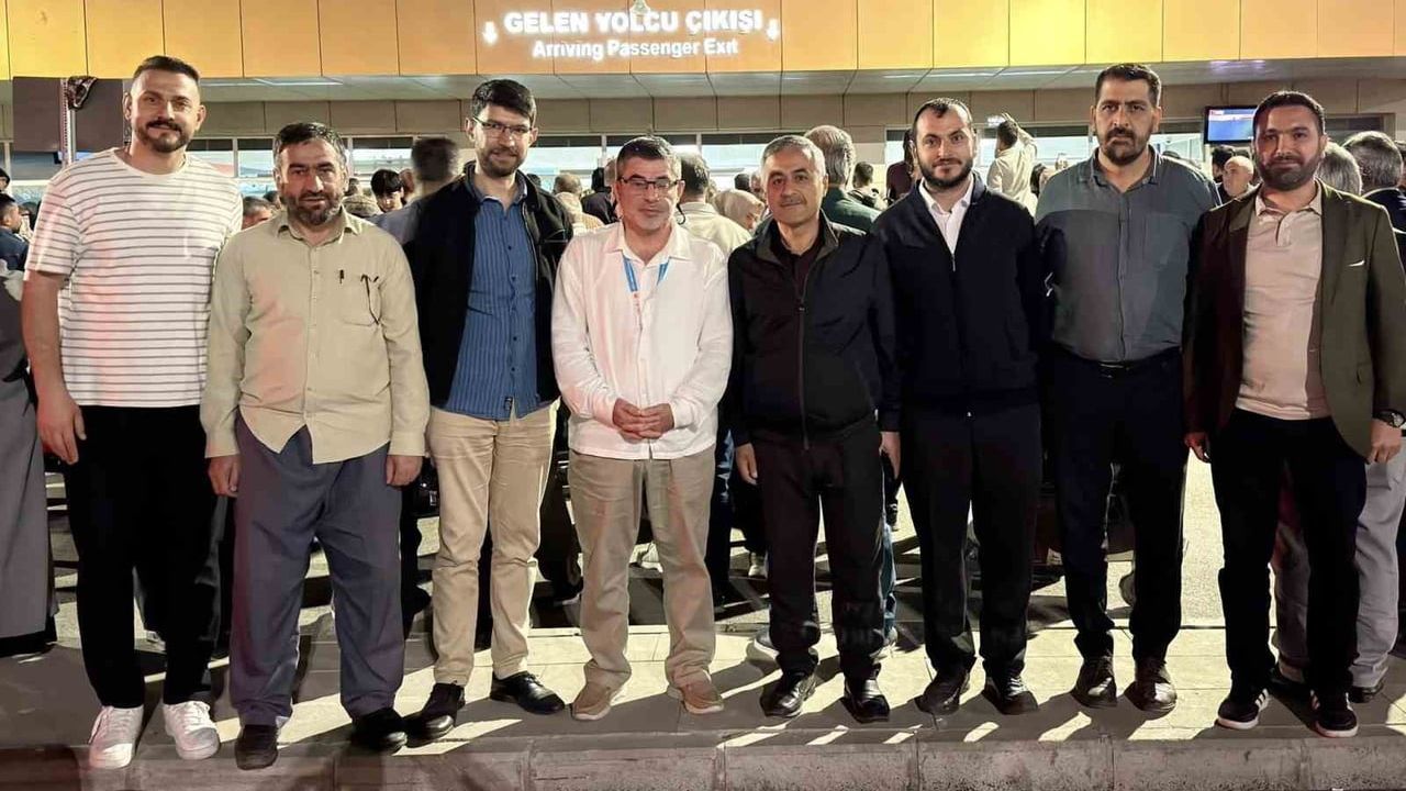 Van’da Kutsal Topraklardan Dönen Hacılar İpekyolu’nda Coşkuyla Karşılandı