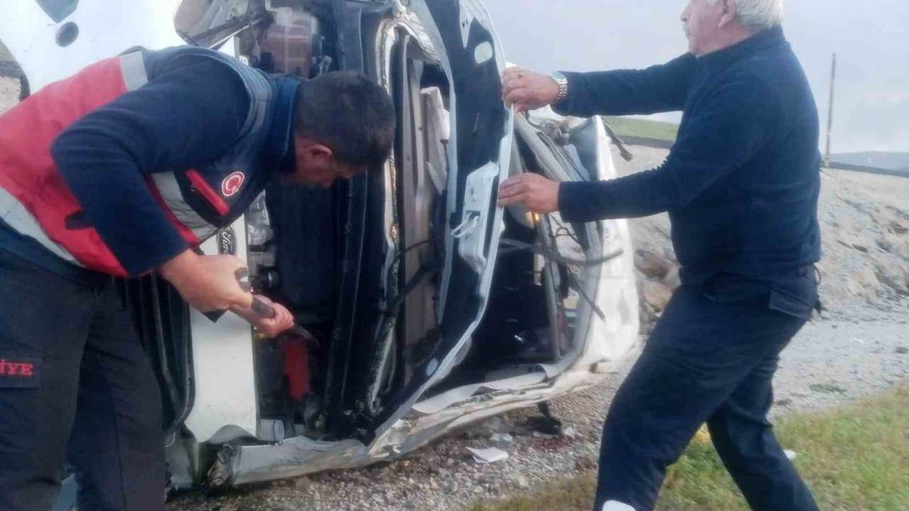 Van'da şarampole yuvarlanan kamyonetin sürücüsü yaralandı