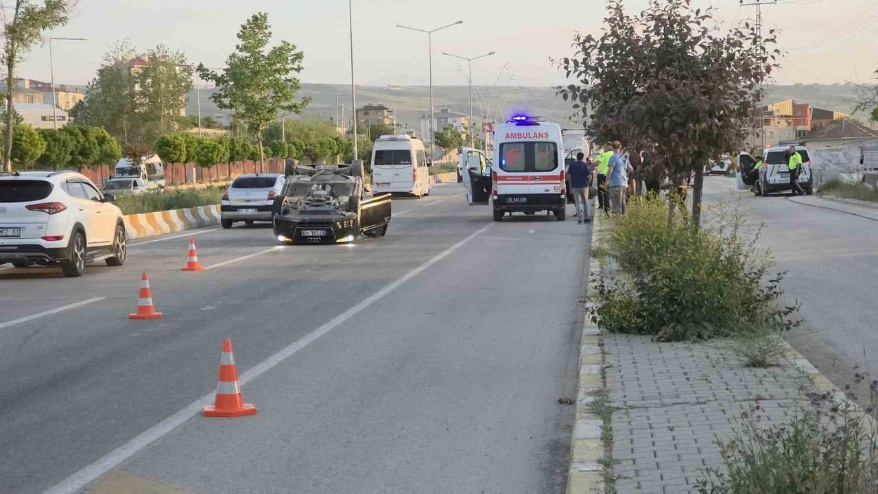 Van Edremit'te otomobil takla attı: 2 kişi yaralandı