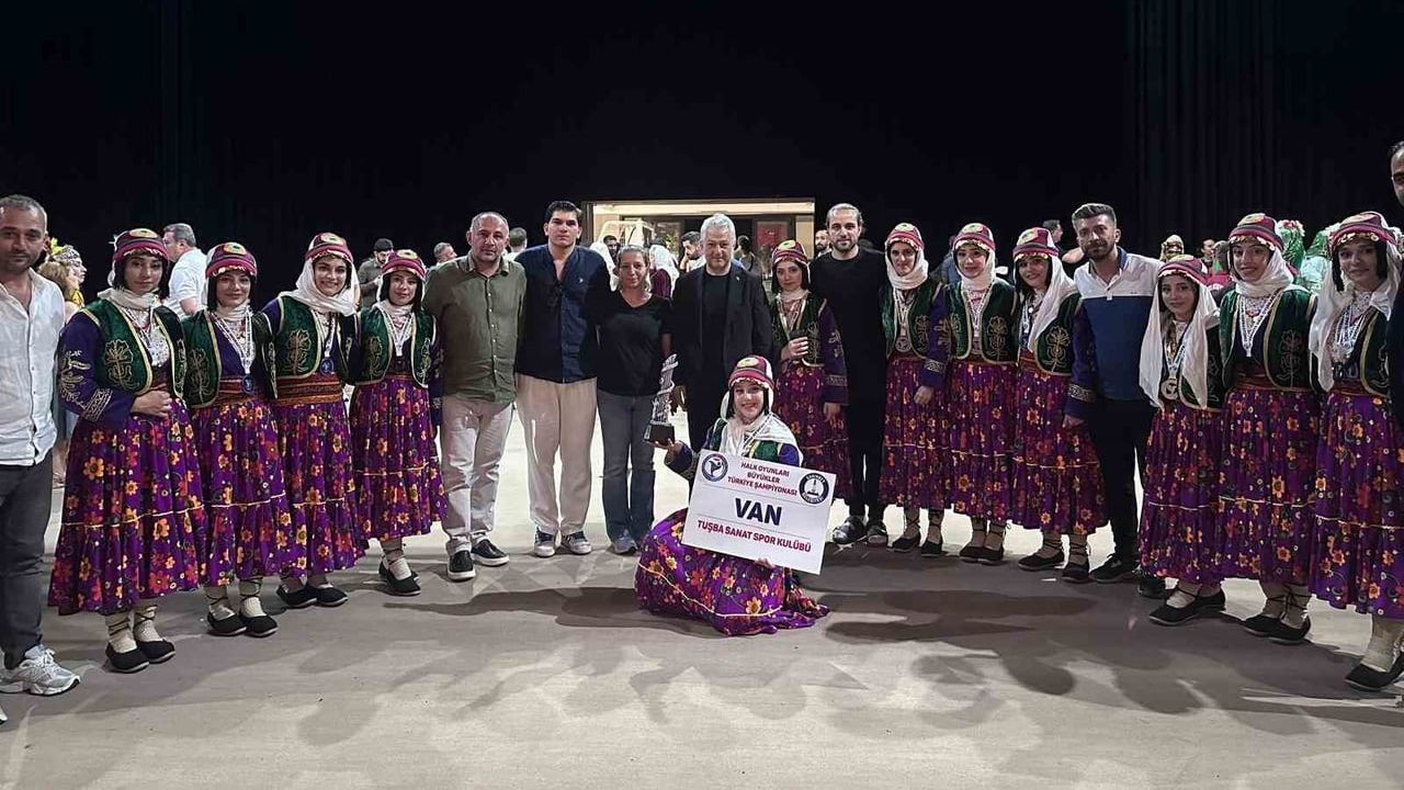 Vanlı kızlar halk oyunlarında ikinci kez Türkiye ikincisi oldu