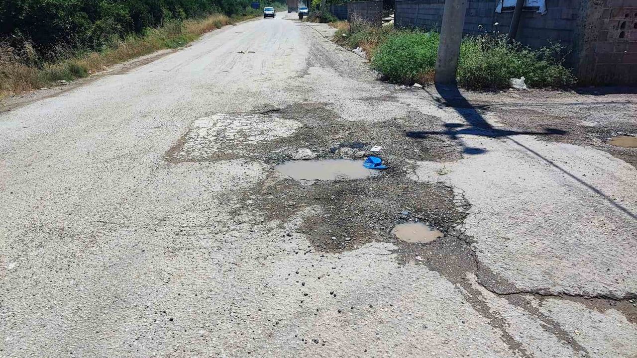 Vatandaş belediyeden umudu kesince Adana'da çukura kendi cebinden beton döktürdü