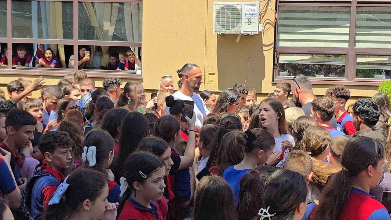 Vedat Muriqi öğrencilerle Prizren'de buluştu