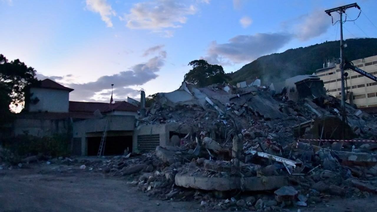 Venezuela’da enkaz altındaki çocuk 6 saatlik operasyonla kurtarıldı