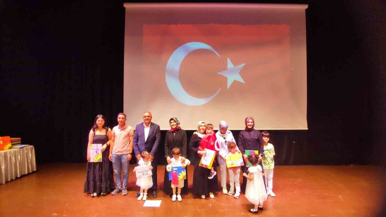 Vezirköprü Bebek ve Çocuk Kütüphanesi'nde 60 Çocuğa Belge Töreni