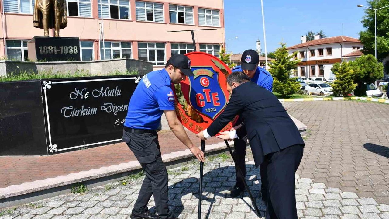 Vezirköprü'de Ceza İnfaz Personeli Günü için Atatürk Anıtı'na Çelenk Sunuldu