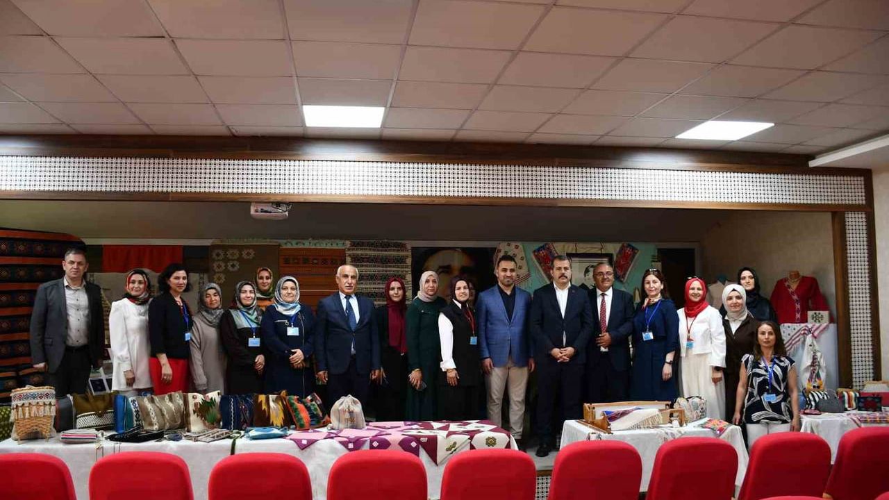 Vezirköprü Halk Eğitim Merkezi yıl sonu el emeği sergisi açıldı