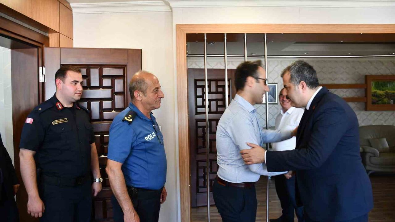 Vezirköprü kaymakamı Özgür Kaya son mesai gününde vatandaşlarla vedalaştı