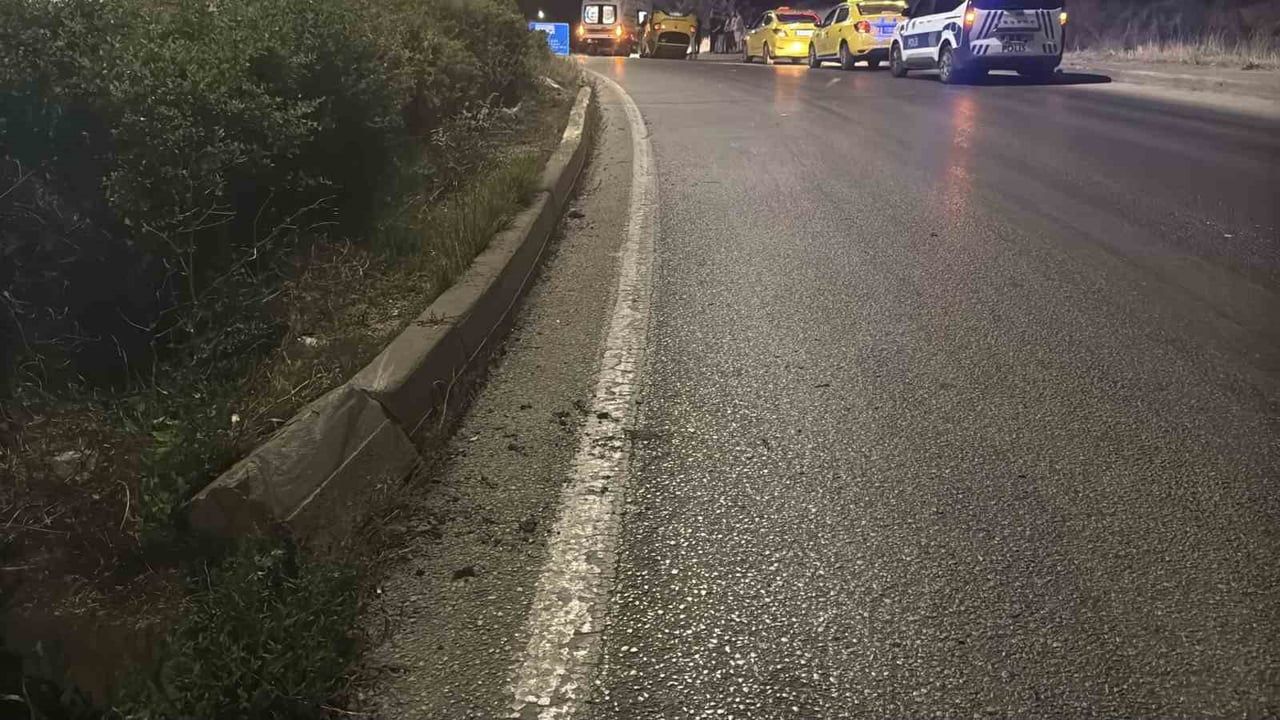 Virajı alamayan ticari taksi ters döndü, iki yolcu yaralandı