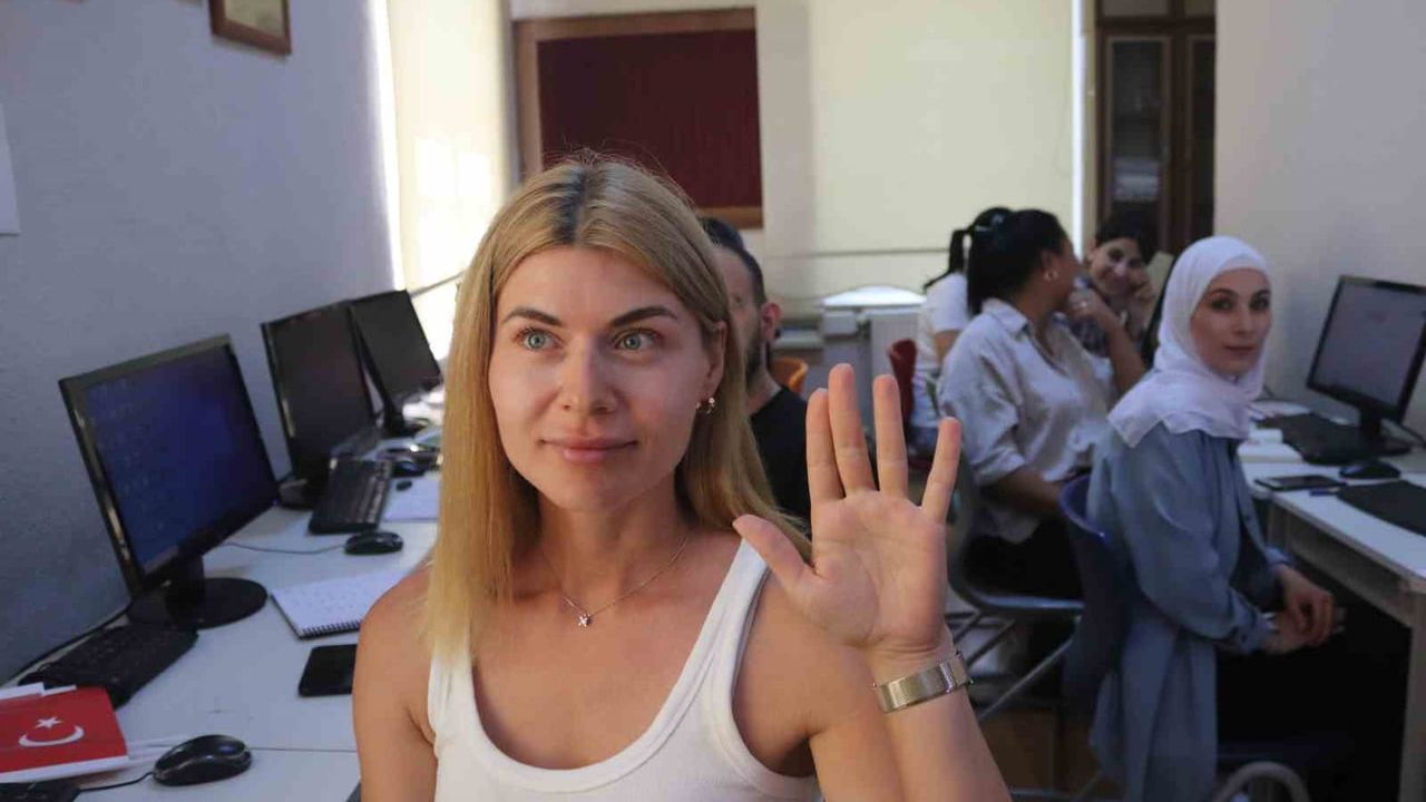 Yabancı gelinler Türkçe öğrenerek hayata uyum sağlıyor