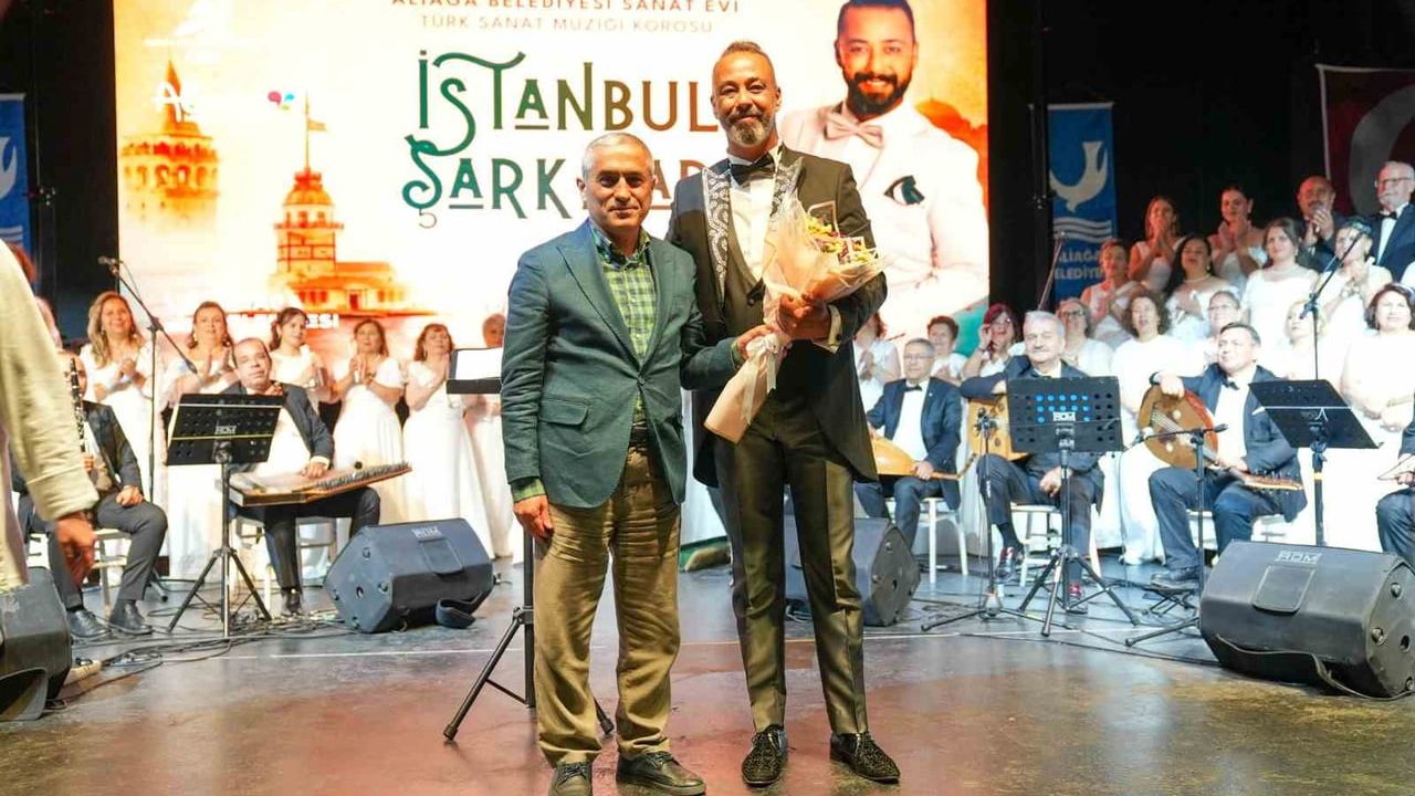 Yağmura rağmen büyük ilgi: ASEV Türk Sanat Müziği korosundan İstanbul şarkıları gecesi