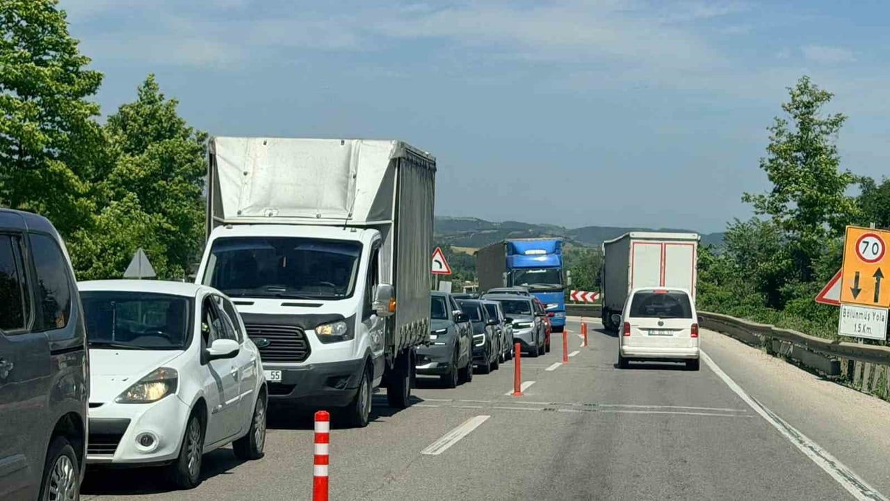Yalova-Bursa karayolunda arızalanan otomobil tek şeritli trafiği durma noktasına getirdi