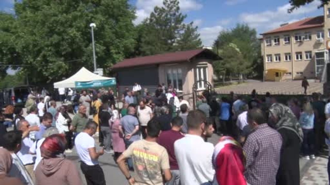 Yanlış okula gelen öğrenci vatandaşların yardımıyla sınava yetişti