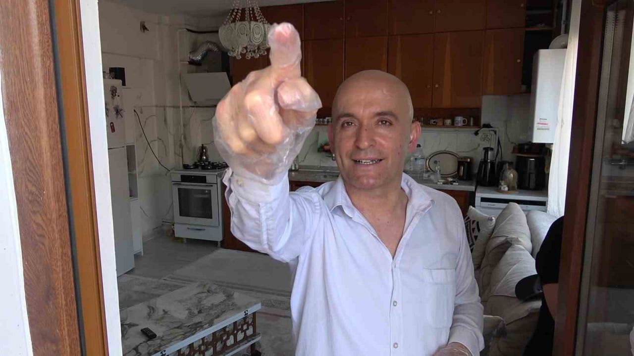 Yarasa balkon perdesini yuvaya dönüştürdü, ev sahibi 'Batman' adını verdi