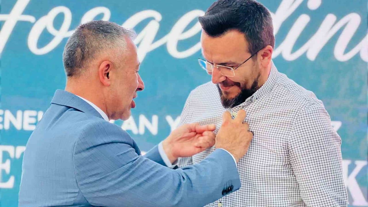 Yaşar Tüzün'ün yeğeni ve eski danışmanı AK Parti'ye geçti