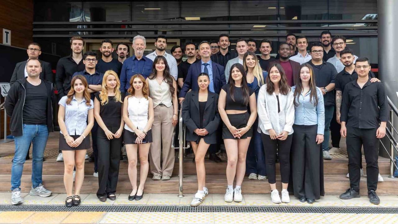 Yaşar Üniversitesi öğrencileri mezuniyet sergisinde yapay zeka, sürdürülebilir enerji ve afet yönetimi projelerini tanıttı