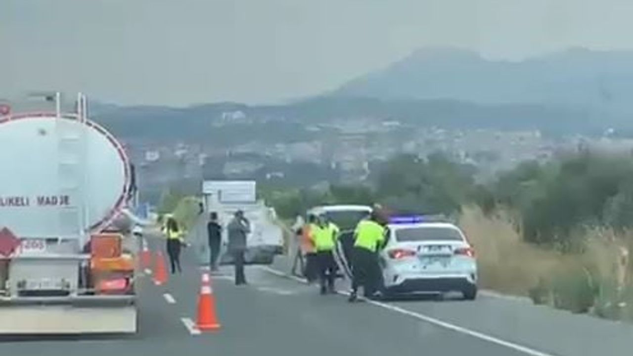 Yatağan-Bodrum Karayolu'nda kamyondan düşen mermer blok trafiği etkiledi