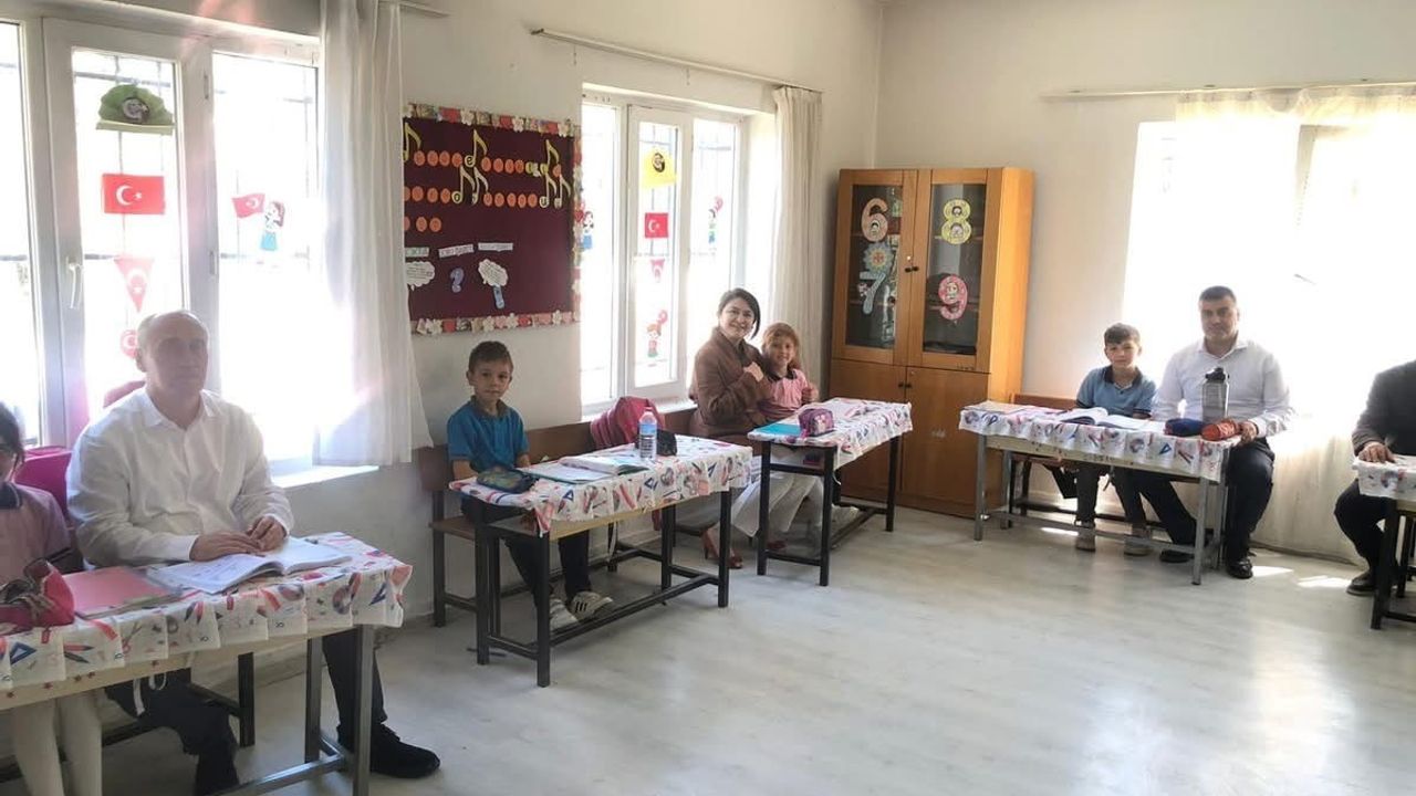 Yatağan’da Kırsal Mahalle Ziyaretleri: Kaymakam Turgay İlhan Yukarıyayla’da Vatandaşların Taleplerini Dinledi