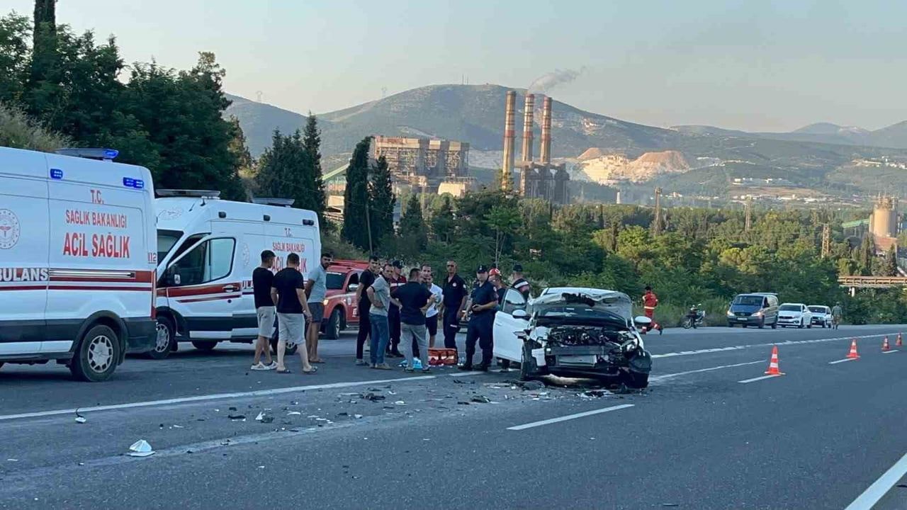 Yatağan’da tıra çarpan otomobil hurdaya döndü: 2 yaralı
