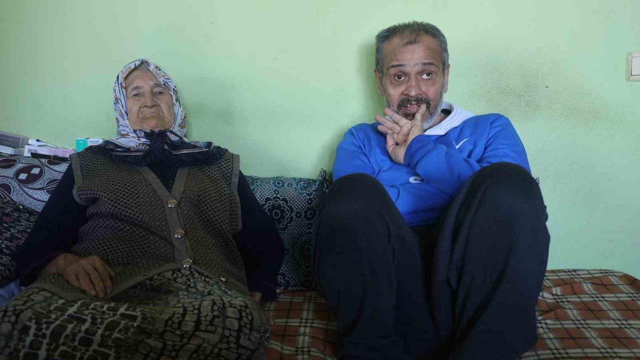Yatalak anne ve babasıyla birlikte zihinsel engelli kardeşine umut olan hayırlı evlat takdir topluyor