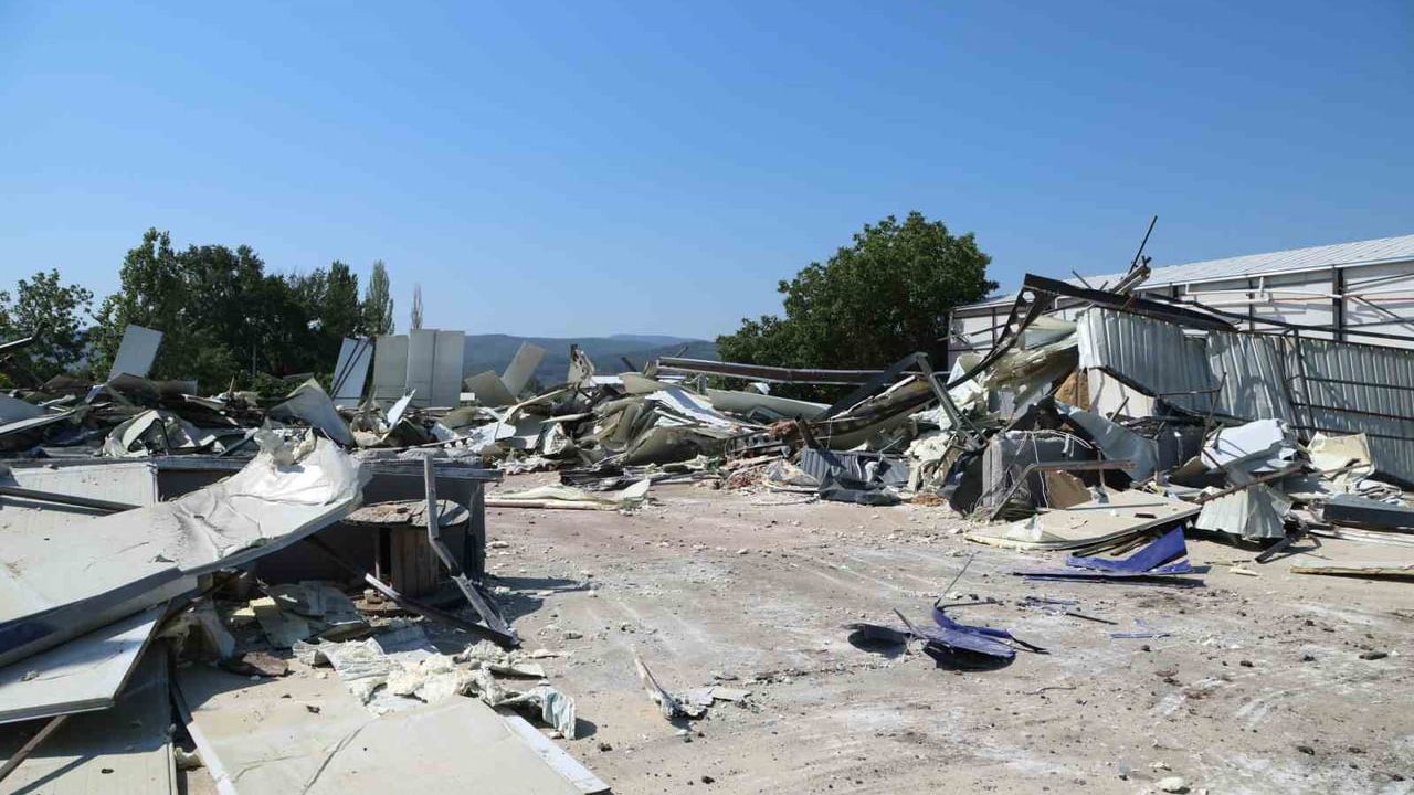 Yaylacık’ta imara aykırı 600 metrekarelik iş yeri yıkıldı