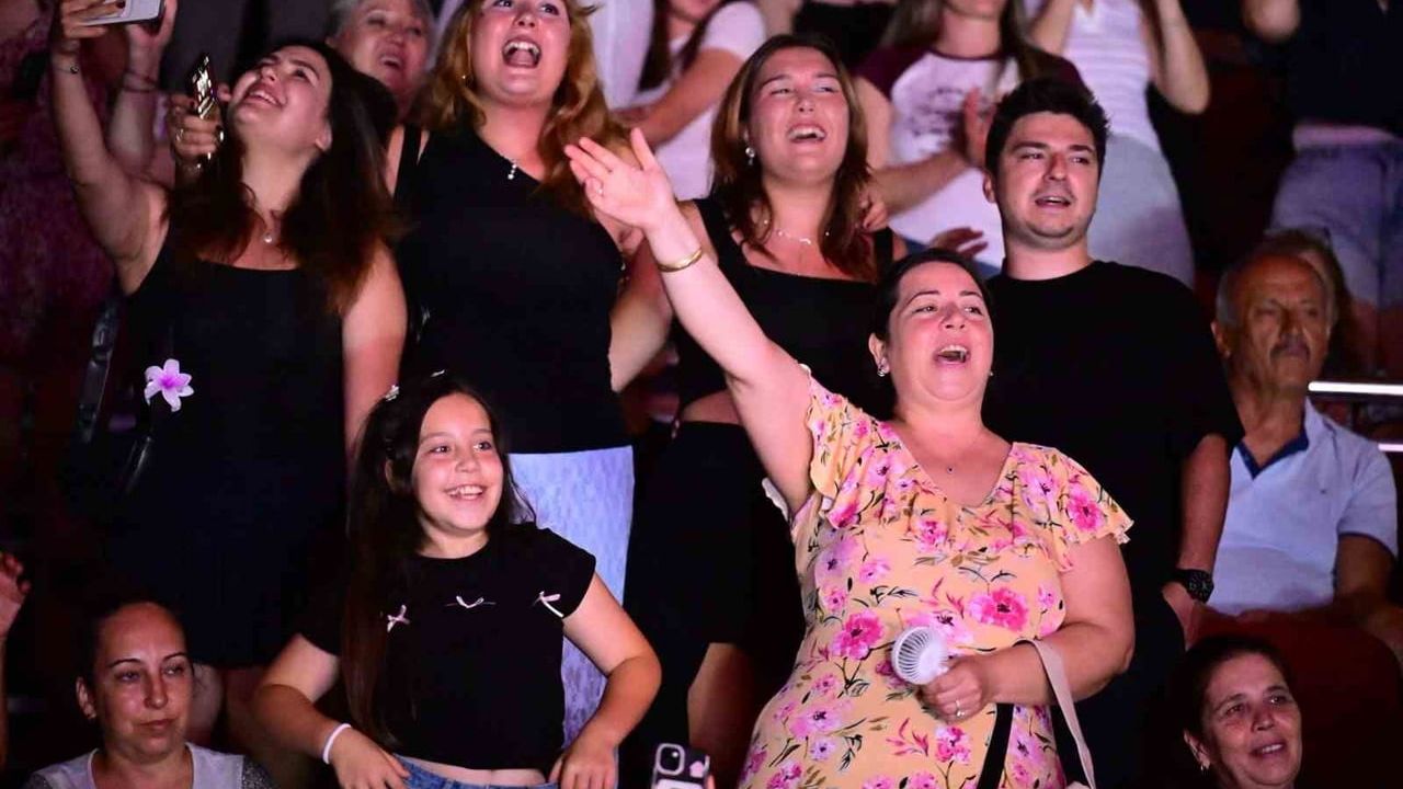 Yaza merhaba konserleri Didim'de: Kolpa sahne aldı