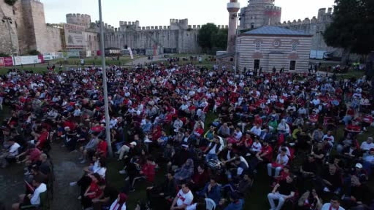 Yedikule hisarında milli takıma destek