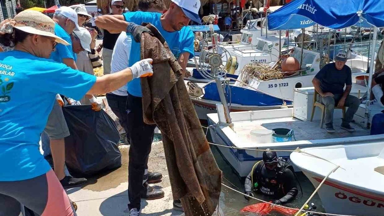 Yeni Foça’da deniz ve kıyı temizliği: Yüzlerce kilogram atık çıkarıldı
