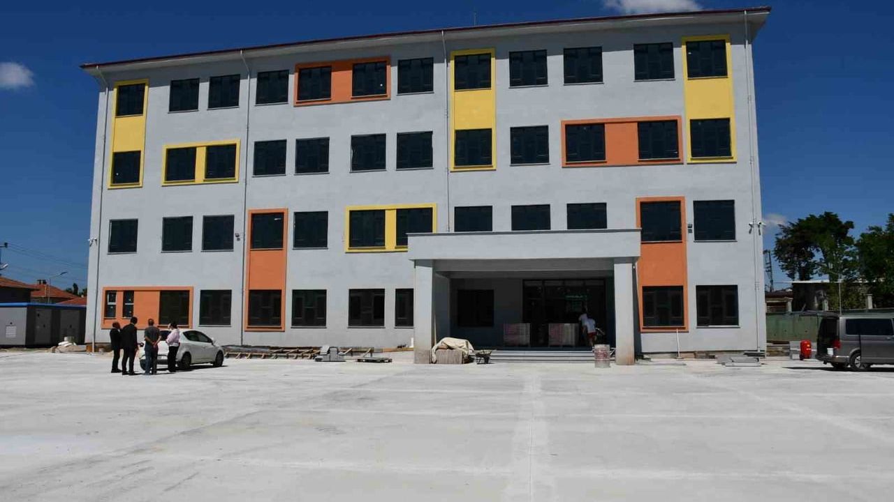 Yeniçiftlik Nizamettin Demirdöven İlkokulu’nun yeni hizmet binasında son aşama