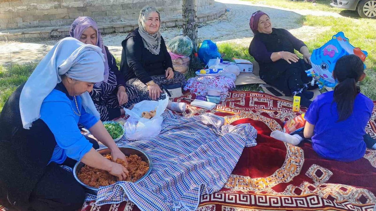 Yenifakılı'da Uçurtma Şenliği Gökyüzünü Renklendirdi: Yöresel Tanıtım ve Aile Etkinliği