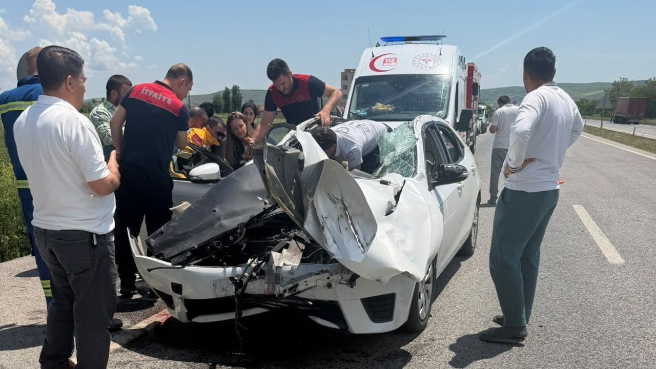 Yerköy'de Hızlı Tren Kavşağı'nda trafik kazası: 2 yaralı, otomobilin tavanı koptu