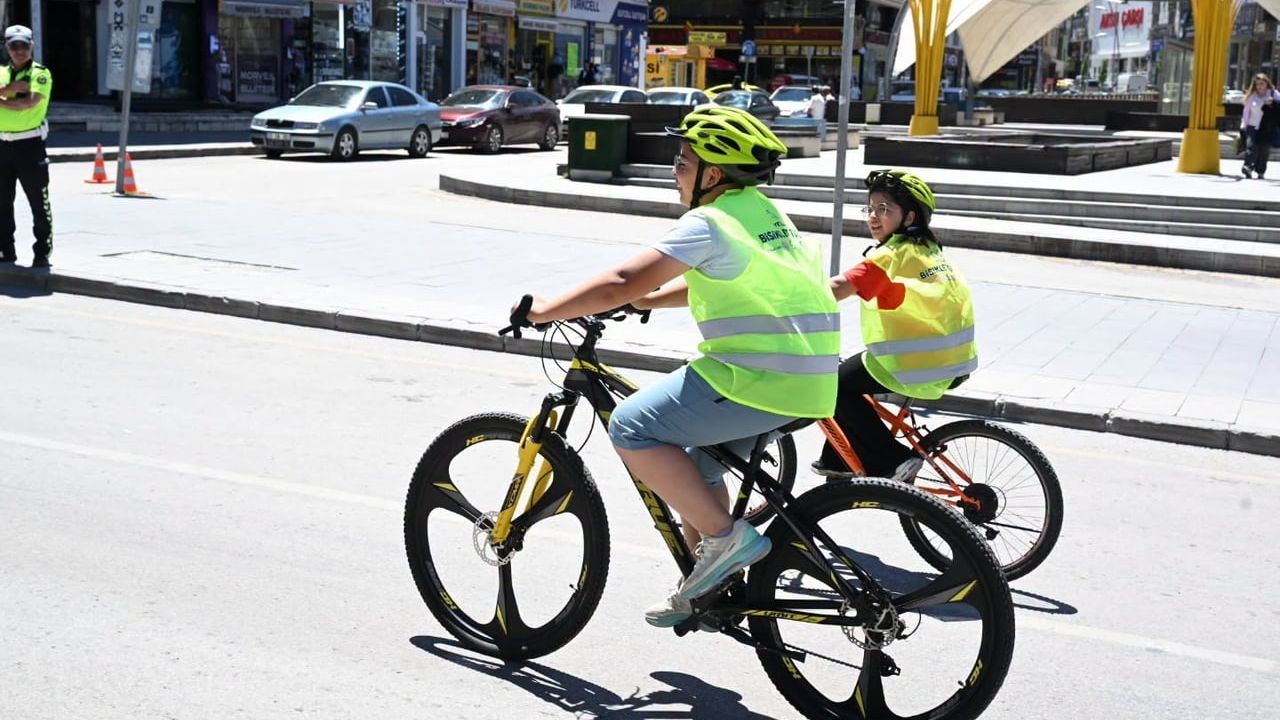 Yeşilay'ın 13. geleneksel bisiklet turu Erzurum'da yoğun katılımla gerçekleştirildi