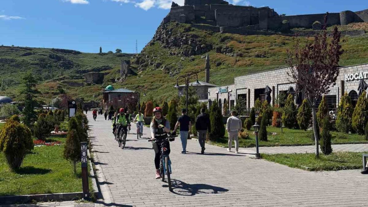 Yeşilay Kars Şubesi’nden 13. geleneksel bisiklet turu: sağlıklı yaşam için pedallar çevrildi