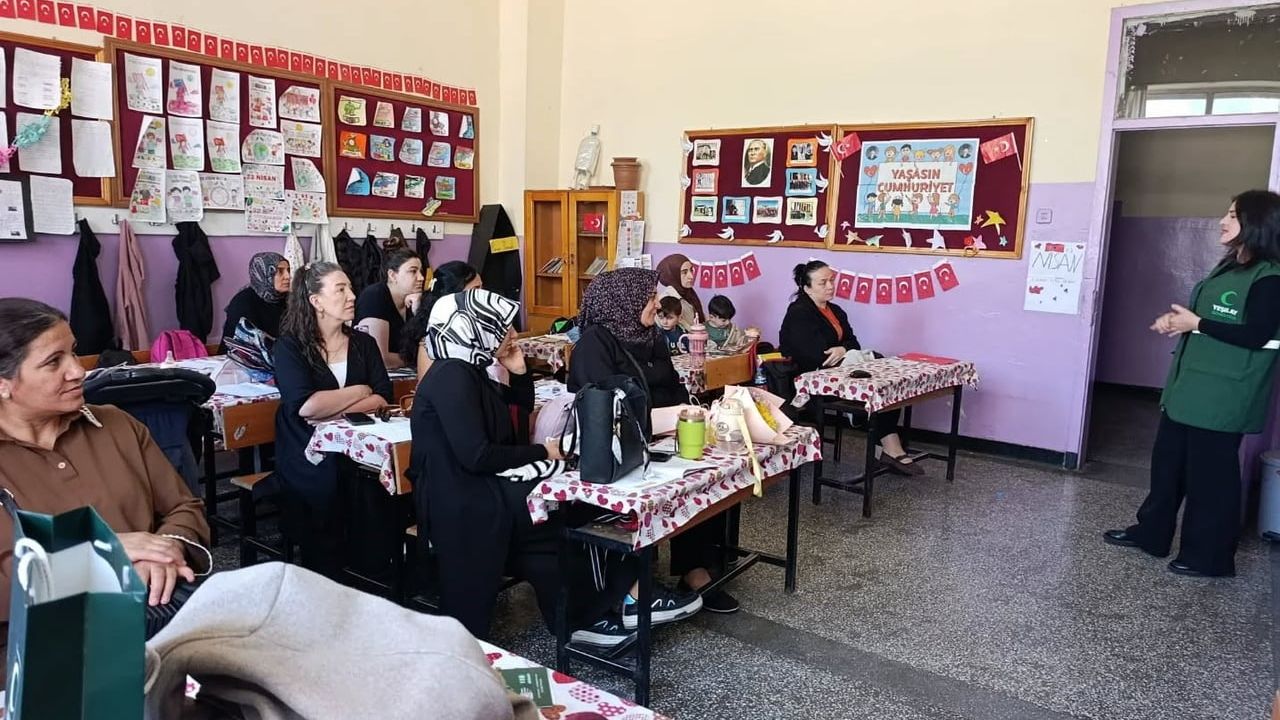 Yeşilay Kars Şubesi'nden velilere bağımlılıkla mücadele eğitimi: YEDAM hizmetleri tanıtıldı