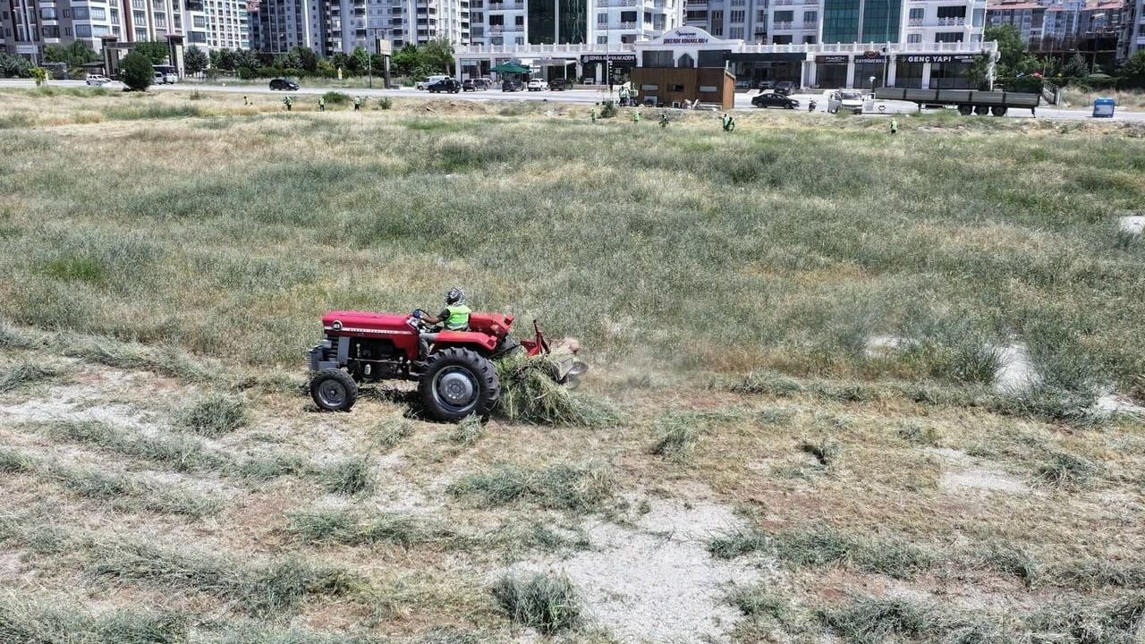 Yeşilyurt Belediyesi yangın riskine karşı ot biçme çalışmalarını hızlandırdı