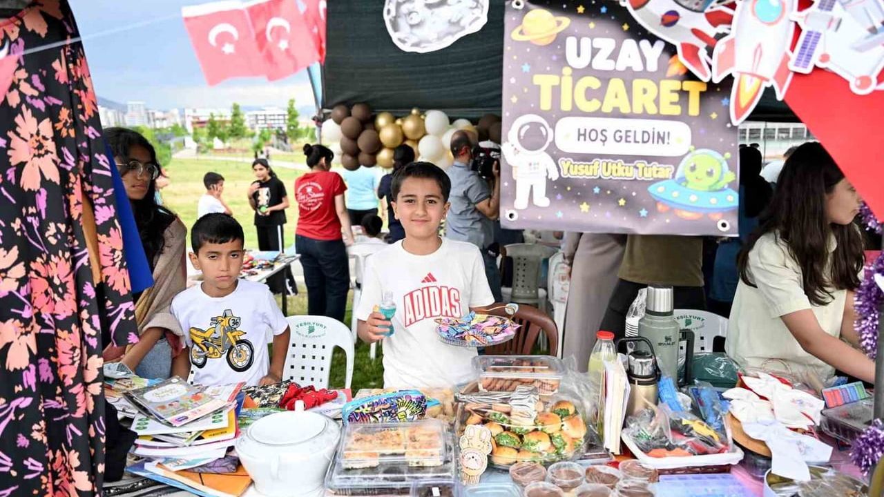 Yeşilyurt'ta 'Büyükler Pazar Görsün' Etkinliğinde 36 bin 880 TL Yetimlere Bağışlandı