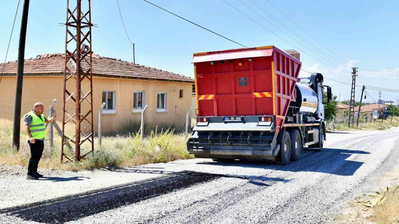 Yeşilyurt'ta kırsal mahallelerde yol konforu artırılıyor