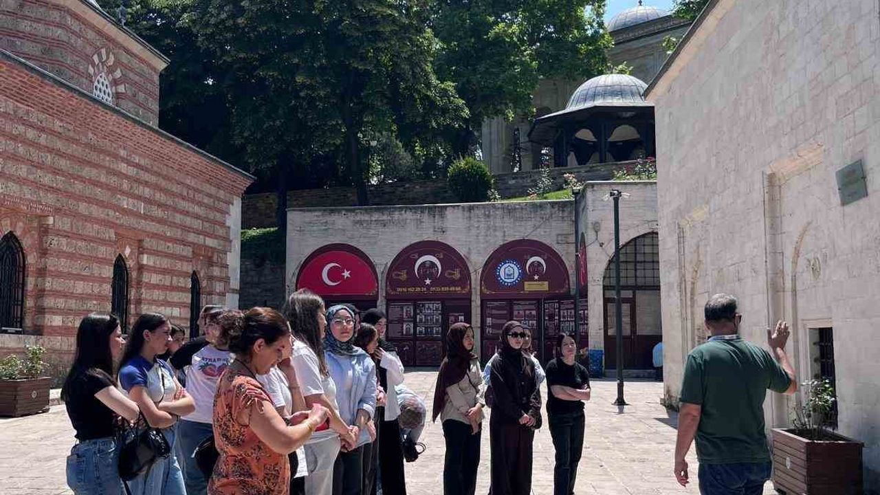 Yıldırım gençlere kadim Bursa'yı yerinde tanıtıyor
