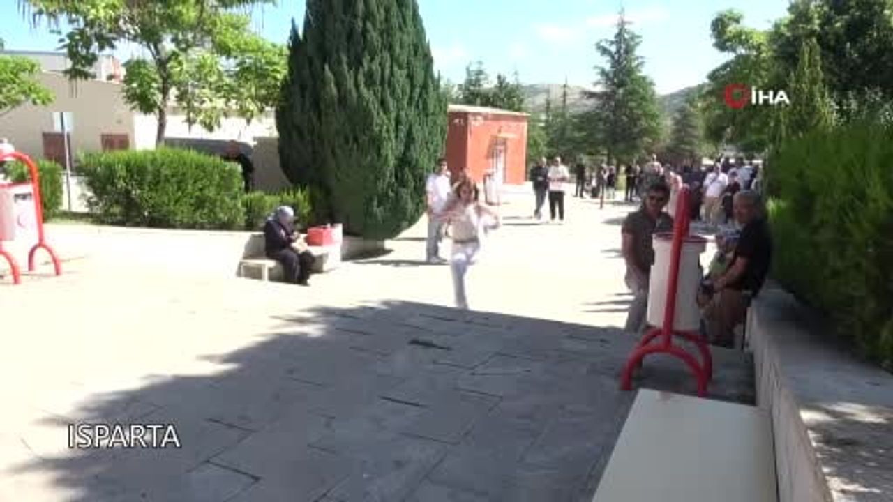 YKS’nin 2. oturumunda benzer görüntüler: geç kalanları ekipler yetiştirdi, bazıları saniyelerle giremedi