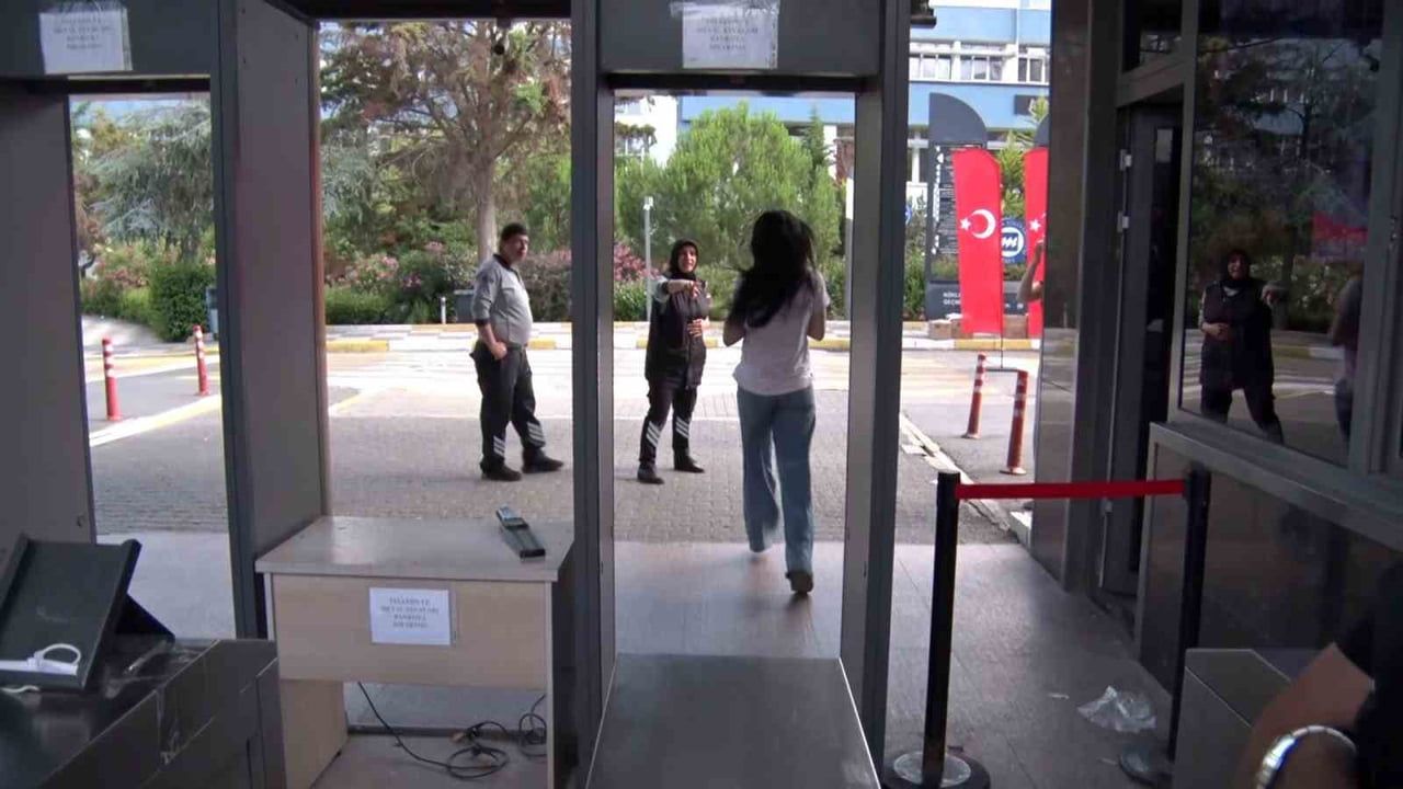 YKS'ye geç kalan adaylar Kadıköy'de panik yaşadı