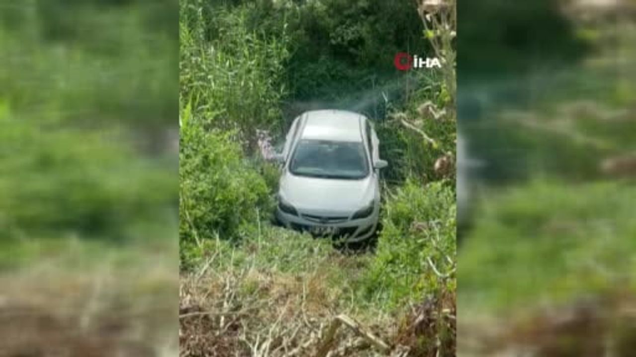 Yokuşta kayan otomobil dereye uçtu