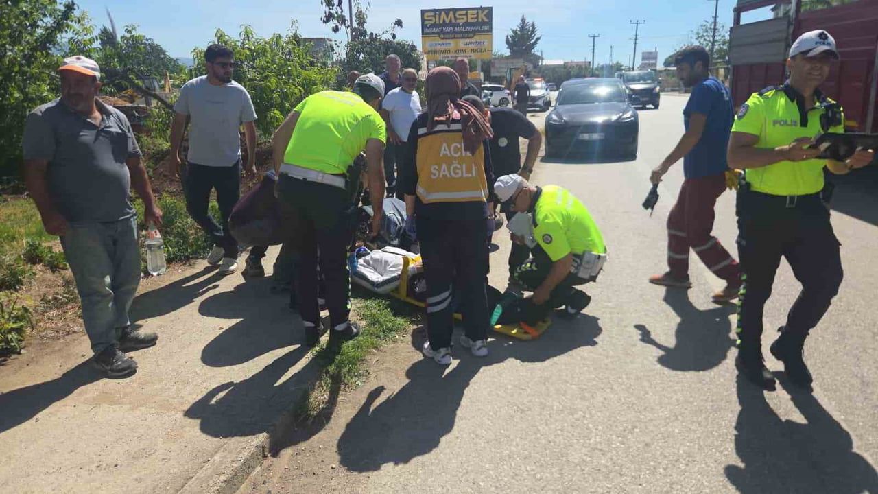 Yol kenarındaki motosiklete araç çarptı: 1 yaralı