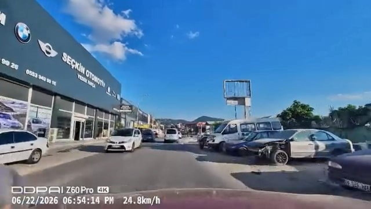 Yola düşen eşyasını almak için trafiğe atlayan kişi son anda kurtuldu