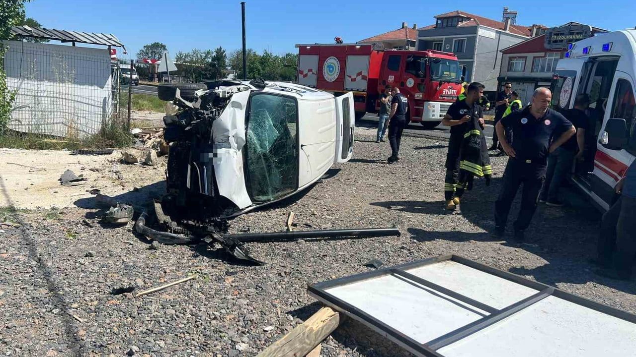 Yoldan çıkan araç iş yerinin bahçesine daldı, sürücü yaralandı