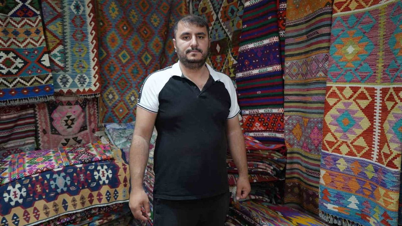 Yörük köylerinden topladığı halı ve kilimleri satarak geçmişi geleceğe taşıyor