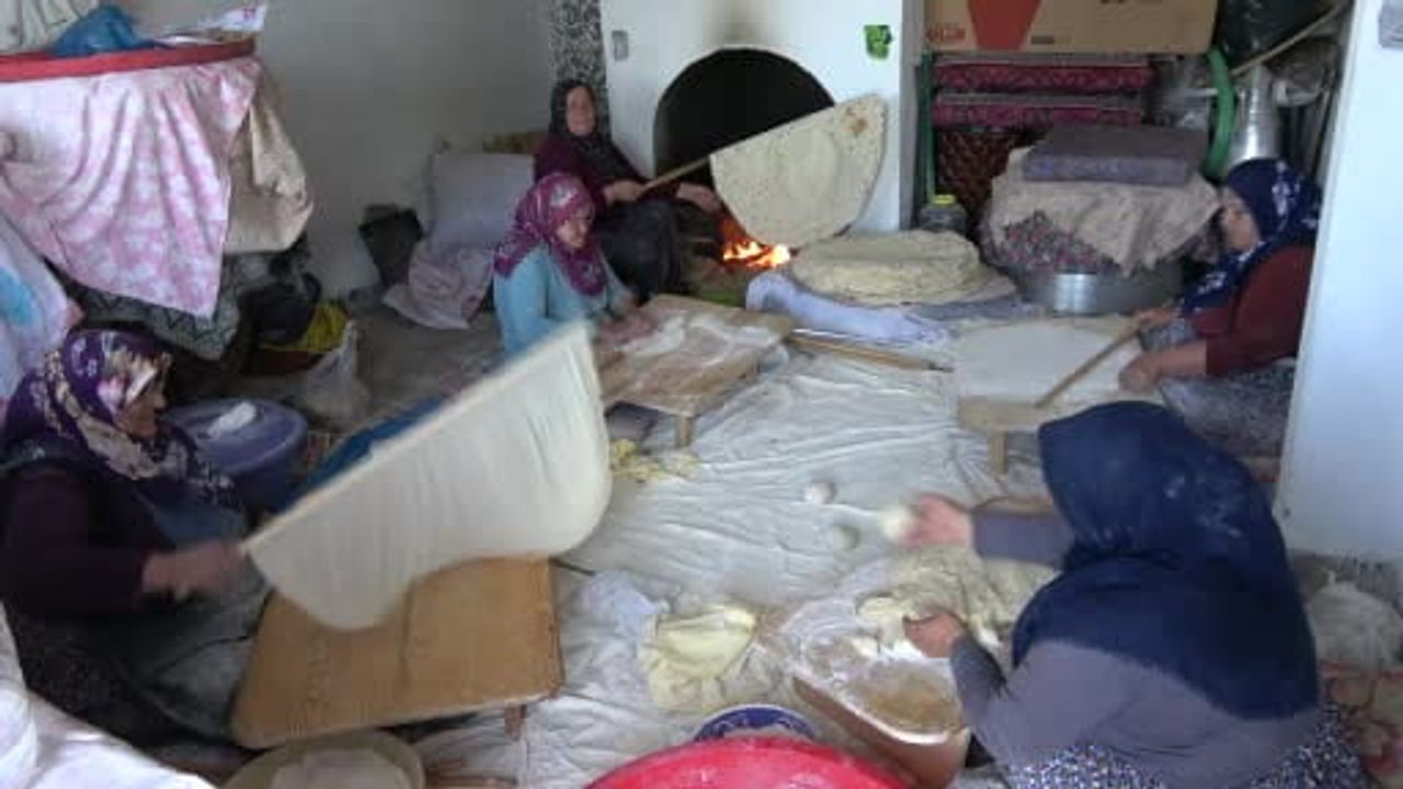 Yozgat'ın Aydıncık ilçesinde imece usulü yufka ekmek mesaisi başladı