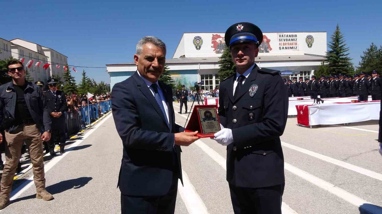 Yozgat polis meslek eğitim merkezi 32. dönem mezuniyetinde terör gazisi babayla gurur